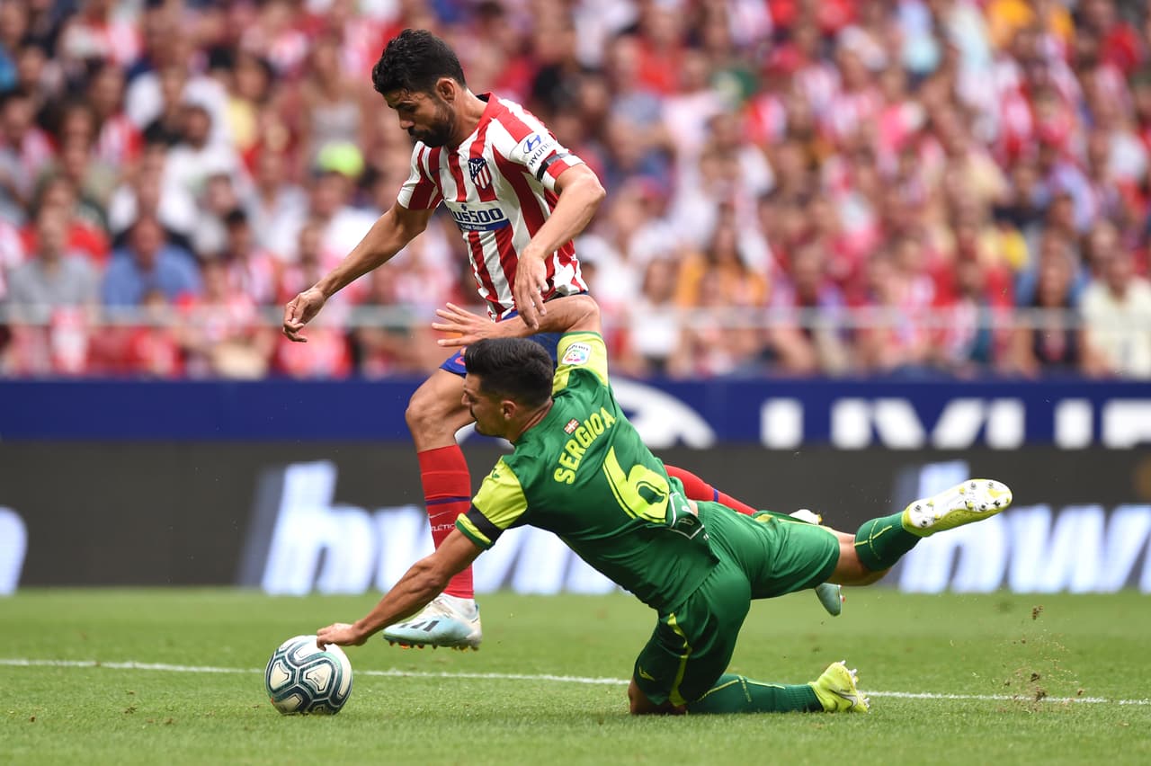Sergio Alvarez de SD Eibar cae.