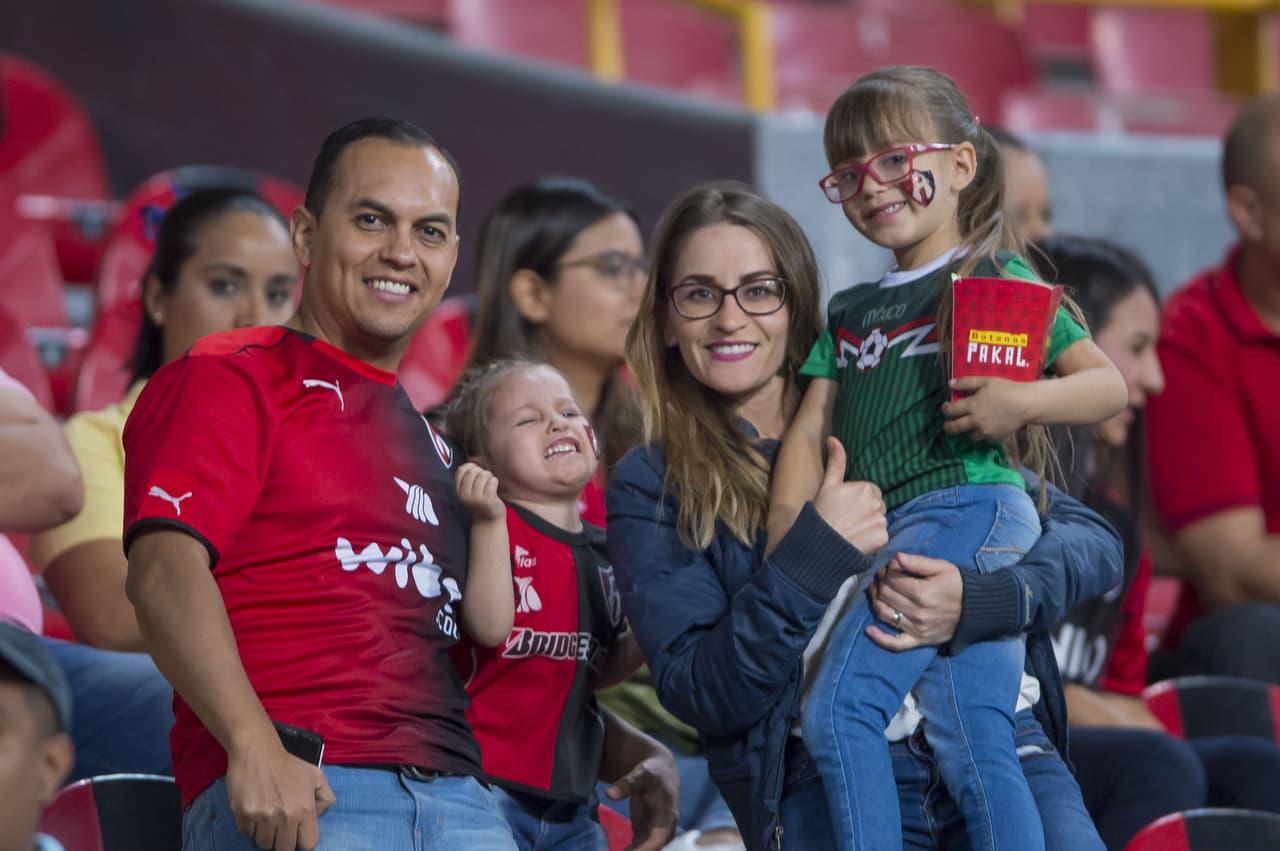 Los fanáticos de Atlas y Cruz Azul en la antesala del encuentro por la Jornada 10 del
<a href="https://www.univision.com/deportes/futbol/liga-mx/" target="_blank">Clausura 2019 de la Liga MX</a>.