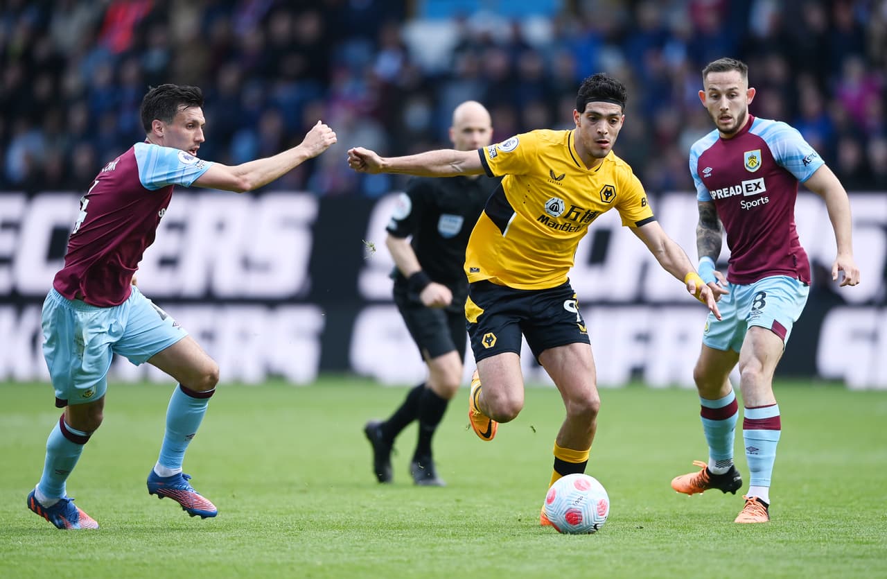 El delantero checo Matěj Vydra marcó la solitaria anotación con la que el Burnley derrotó a los Wolves.