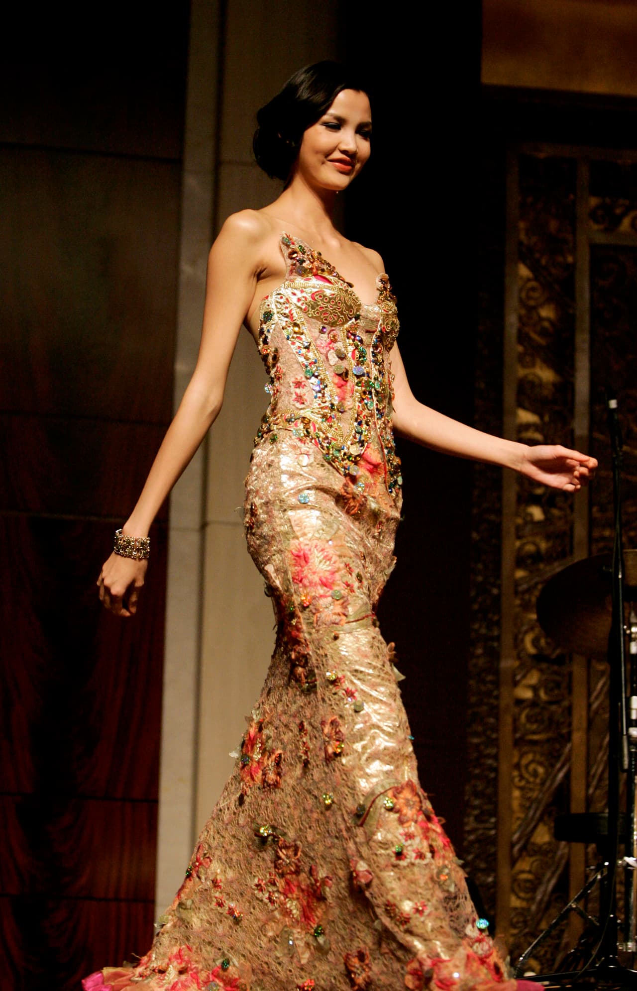 Atleta china que competía en salto de altura; alos 22 años dejó su carrera deportiva para entregarse al modelaje.