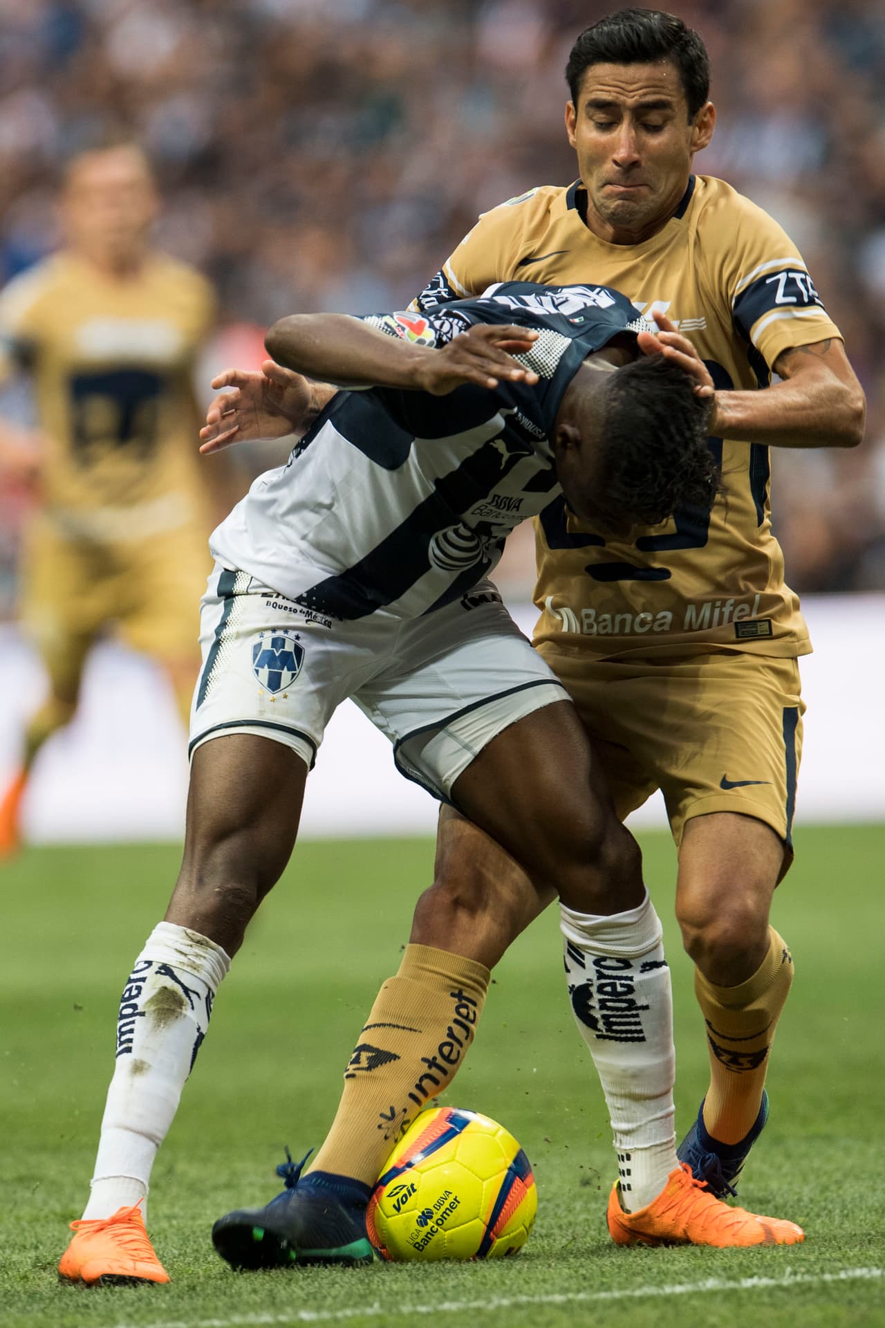 Monterrey recuperó el control de las acciones y presionó a Pumas logrando encerrarlos en su propio campo.