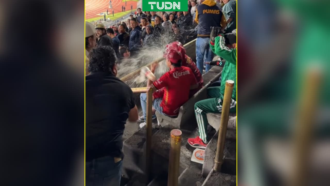 Aficionados de Toluca son bañados con cerveza durante el partido vs. Pumas