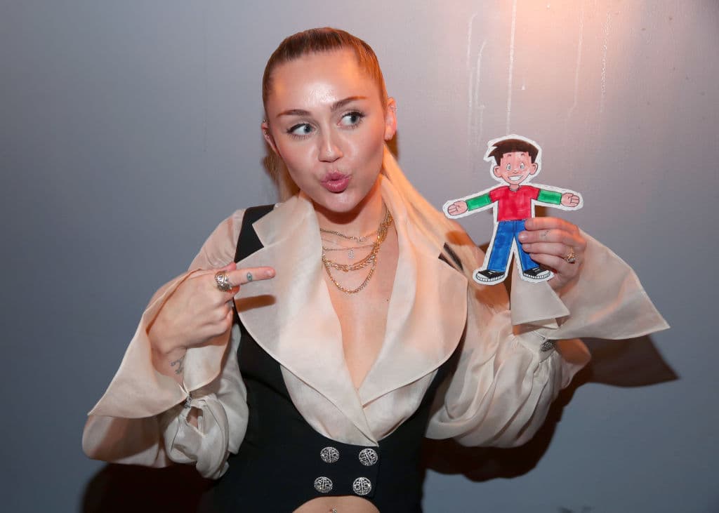 Desde antes de que Miley y Liam Hemsworth se divorciarán, Miley reafirmó que seguía sintiendo atracción por hombres y por mujeres.