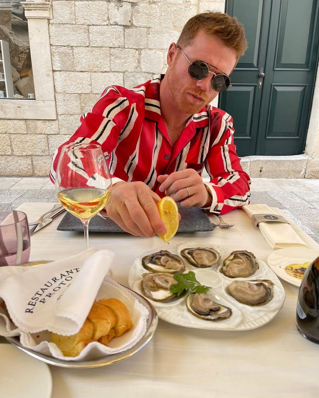 Y la gastronomía tampoco podía faltar y al parecer, están probando platillos locales de mariscos. ¡Deli!