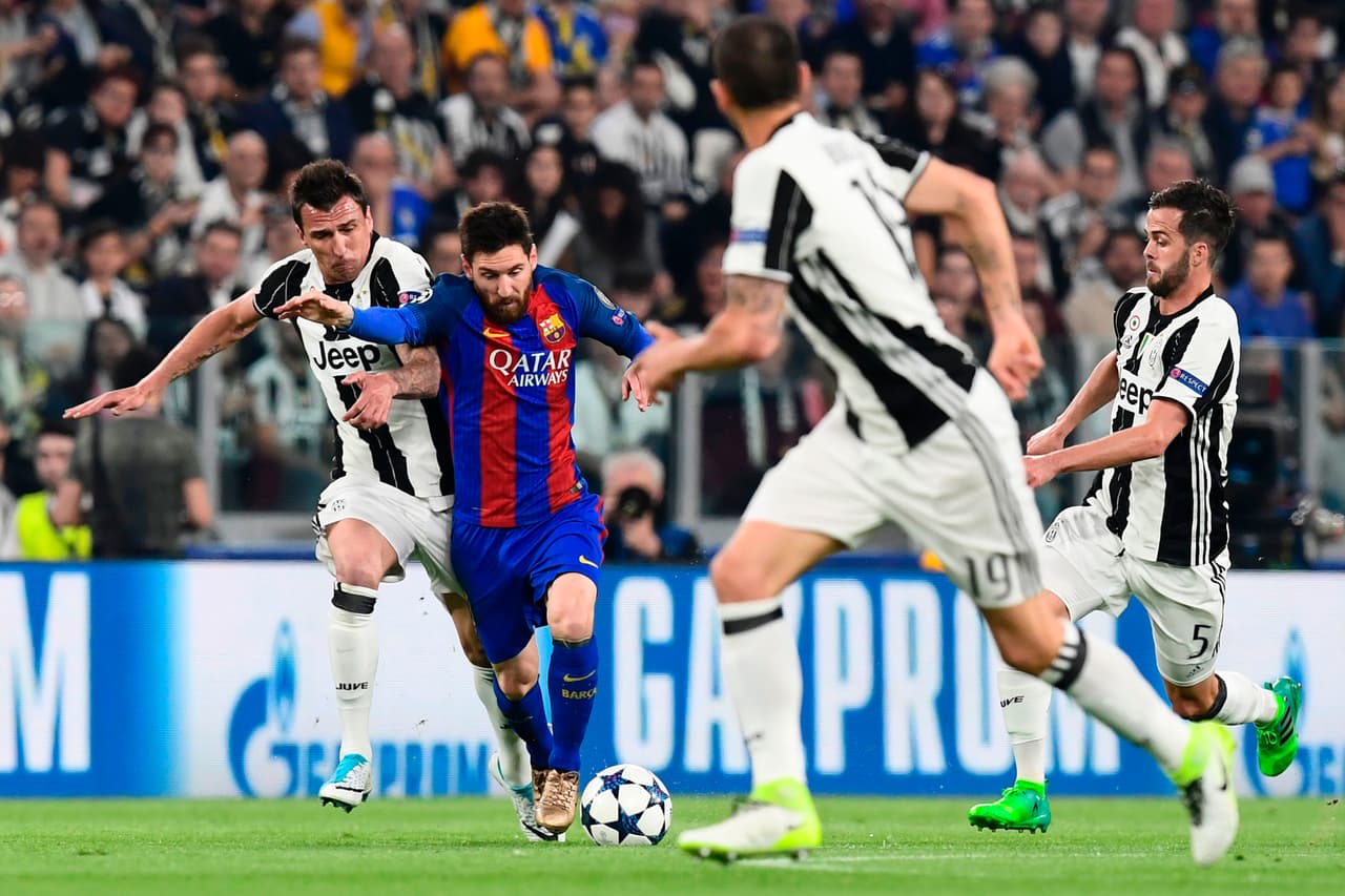 Otro buen ejemplo es el croata Mario Mandzukic, quien en la Juventus juega como volante por izquierda y su función es perseguir hasta donde sea a los extremos rivales que arrancan por derecha.