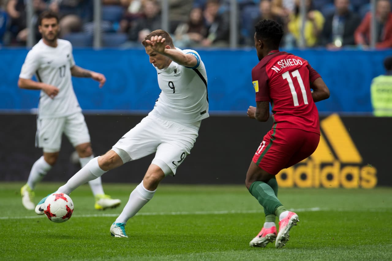La más clara, este remate en el área que consiguió luego de bajar la pelota con el pecho y definir al primer palo de Rui Patrício, quien controló bien.