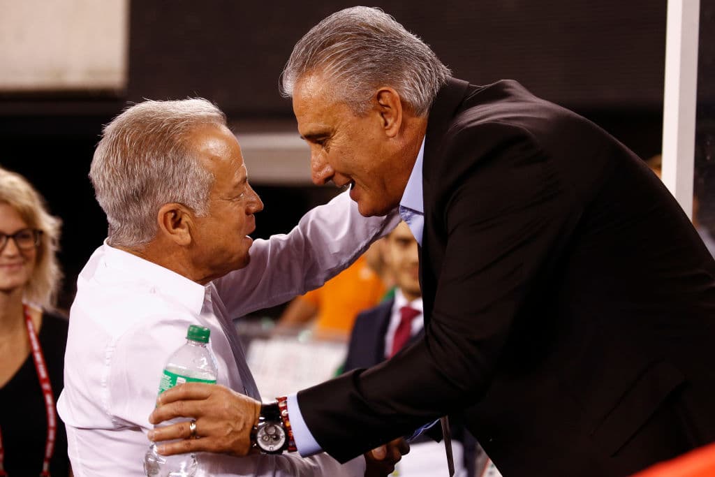 El técnico de Brasil Tité (derecha), saluda a su colega Dave Sarachan (izquierda), quien funge como entrenador interino de Estados Unidos.