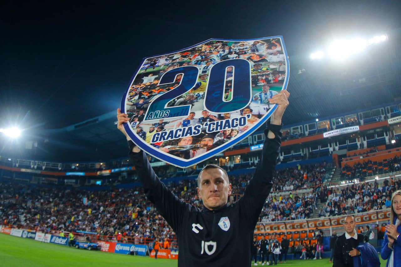 Christian Giménez fue homenajeado previo al inicio del partido y le reconocieron su trayectoria de 20 años como futbolista profesional.