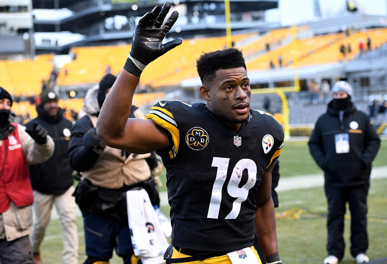 Además, JuJu Smith-Schuster regresó para 96 yardas una patada de salida que terminó en las diagonales de Cleveland para lograr 6 puntos que a la postre fueron determinantes.