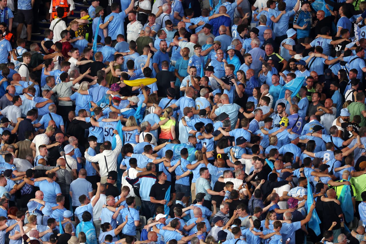 El show previo al inicio de la Final de la UEFA Champions League fue espectacular, la afición también da color al encuentro en Estambul.