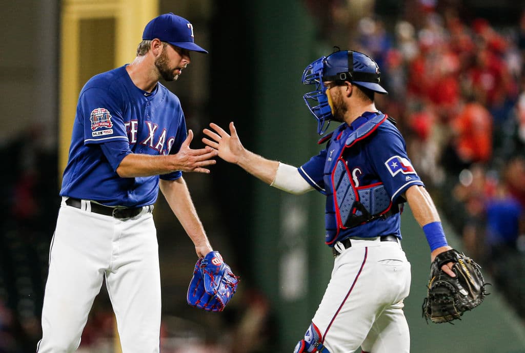 El dominicano José Leclerc y Chris Martin (izq) lanzaron un episodio cada uno para completar la cuarta blanqueada de los Rangers este año. Fue la sexta vez que Houston es blanqueado.