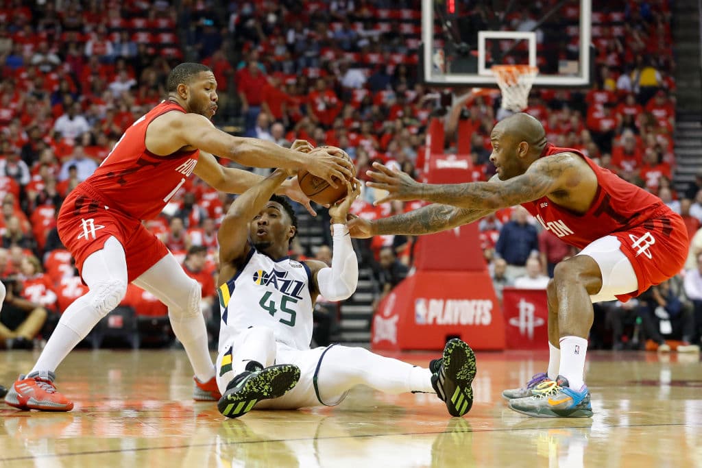 Mitchell (45) tuvo una terrible noche, al encestar solamente cuatro de 22 intentos y acumuló cinco pérdidas de balón para acentuar su miseria.