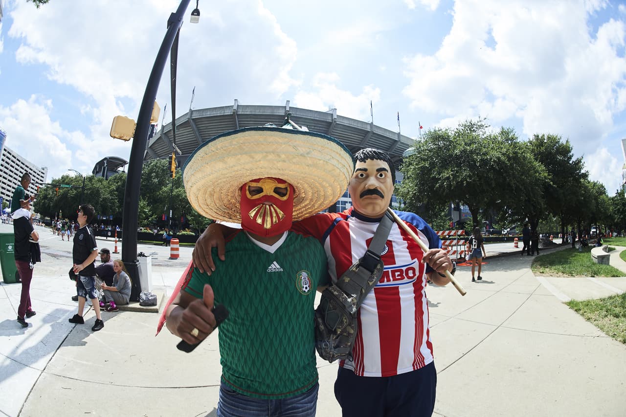 En las afueras del Bank of America Stadium los fanáticos mexicanos se alistan para el juego del Tri contra Martinica por el Grupo A de la Copa Oro.