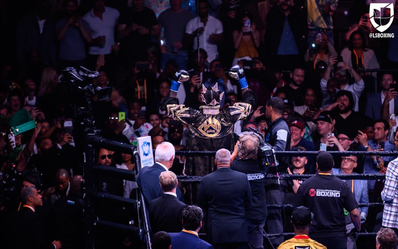 Deontay 'The Bronze Bomber' Wilder cumplió su promesa de noquear a Dominic Breazeale en la velada llevada a cabo en Nueva York. Al campeón del CMB le bastó un round para hacerlo.