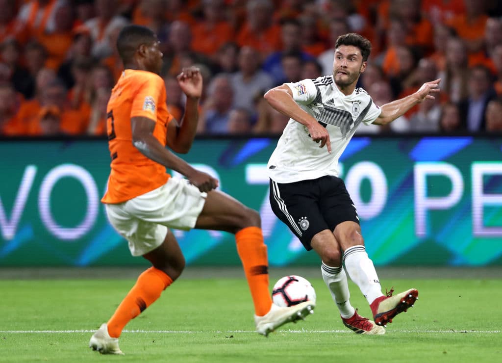 Jonas Hector (derecha) con el balón buscó generar juego ante la marca de Denzel Dumfriez (izquierda).