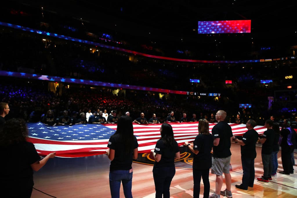 Las Finales NBA cambiaron de sede y se trasladaron a Quicken Loans Arena, la casa de los Cleveland Cavaliers, anfitrión que llegaba con un déficit de 0-2 ante los campeones de la NBA, los Warriors.
