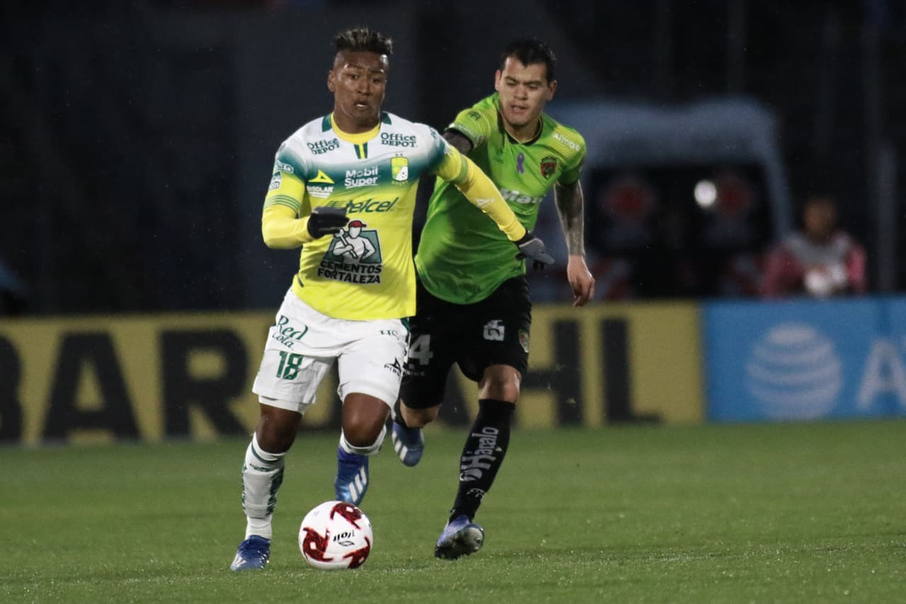 El esférico fue peleado desde el comienzo del partido.