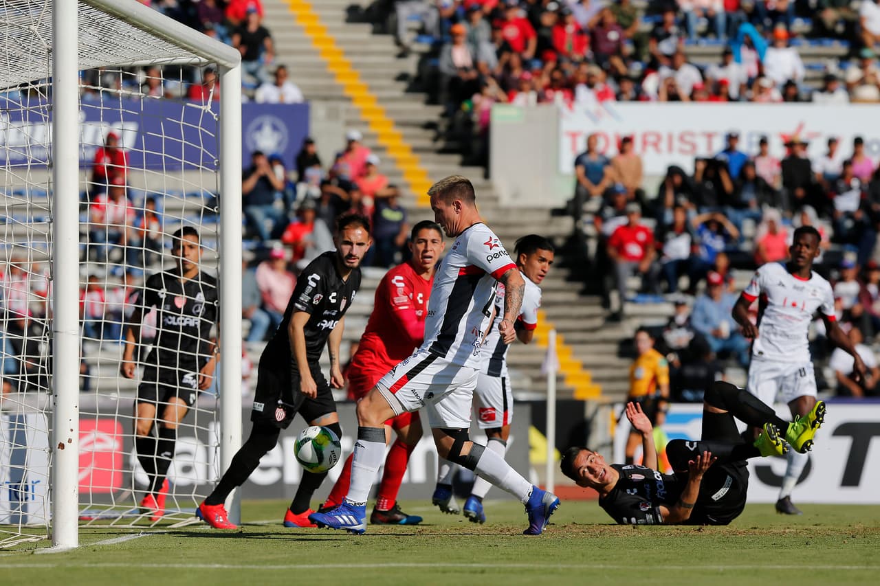 En una jugada confusa dentro del área, Lobos aumentó el marcador apenas a los nueve minutos.