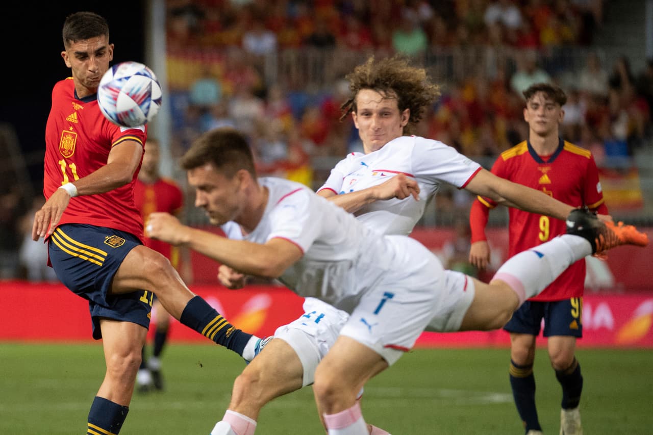 España se impuso sobre República Checa gracias a los goles de Carlos Soler y Pablo Sarabia.