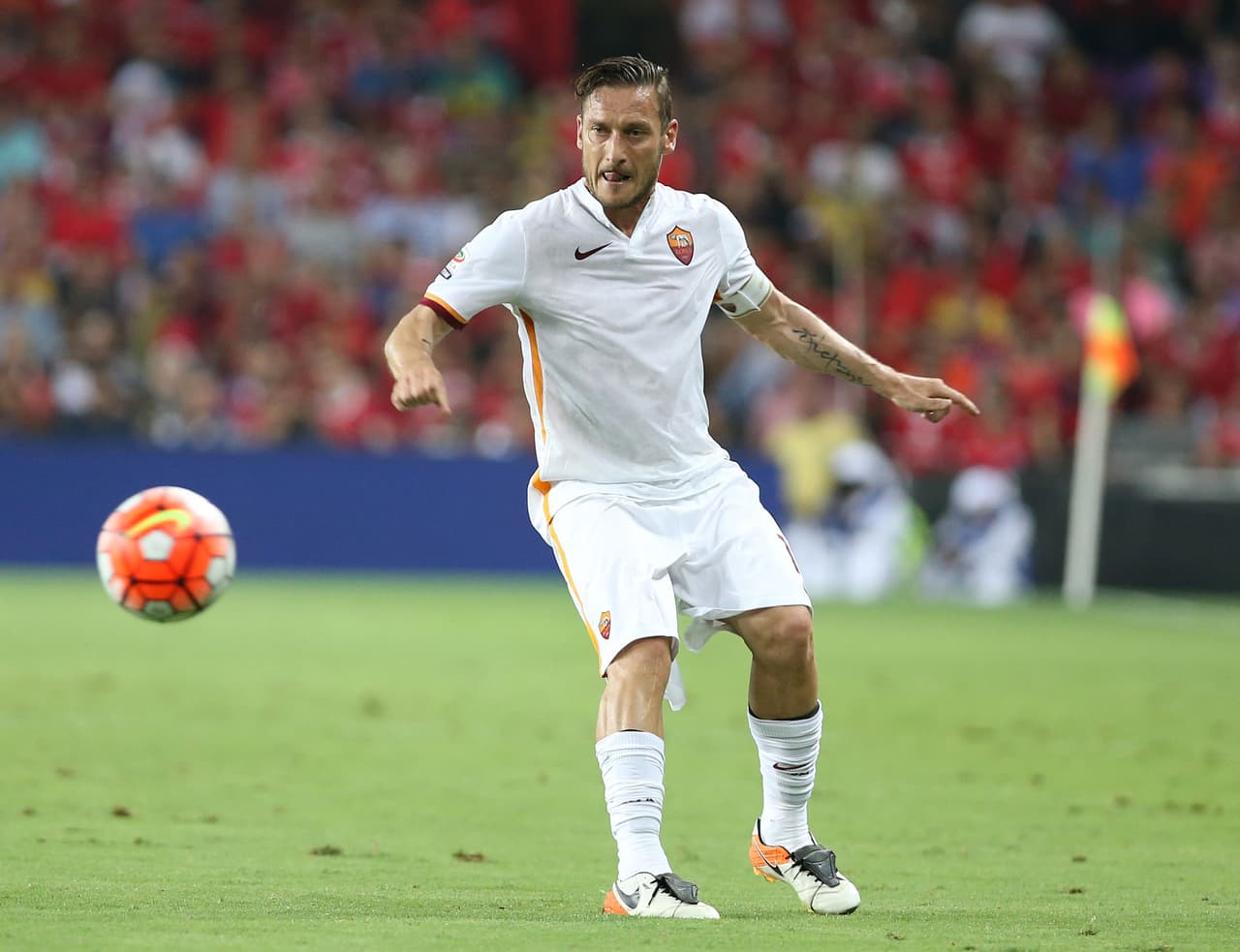 No debemos olvidarnos del veterano Francesco Totti pues aunque la edad ya no le permite ser tan rápido en sus reacciones, la calidad no se pierde con los años y una distracción podría dejarlo en buena posicion para hacer un gol o ceder la pelota.