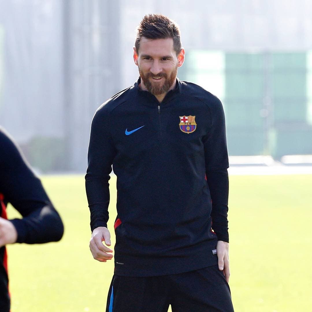 En octubre de 2017 Messi con su pelo levantado, un estilo diferente.