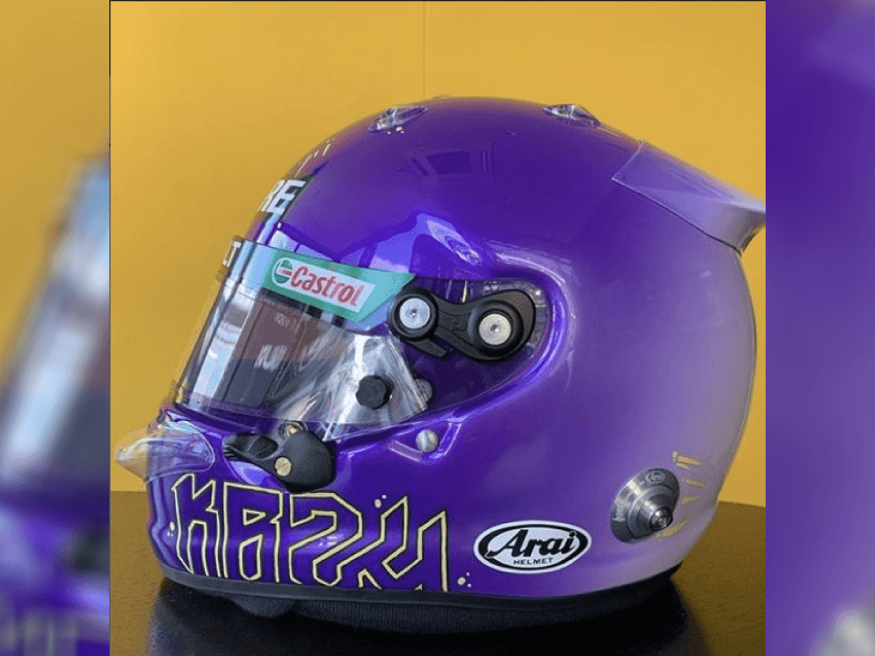 El australiano rinde tributo a Kobe Bryant en su casco con la frase 'Mamba Mentality'.