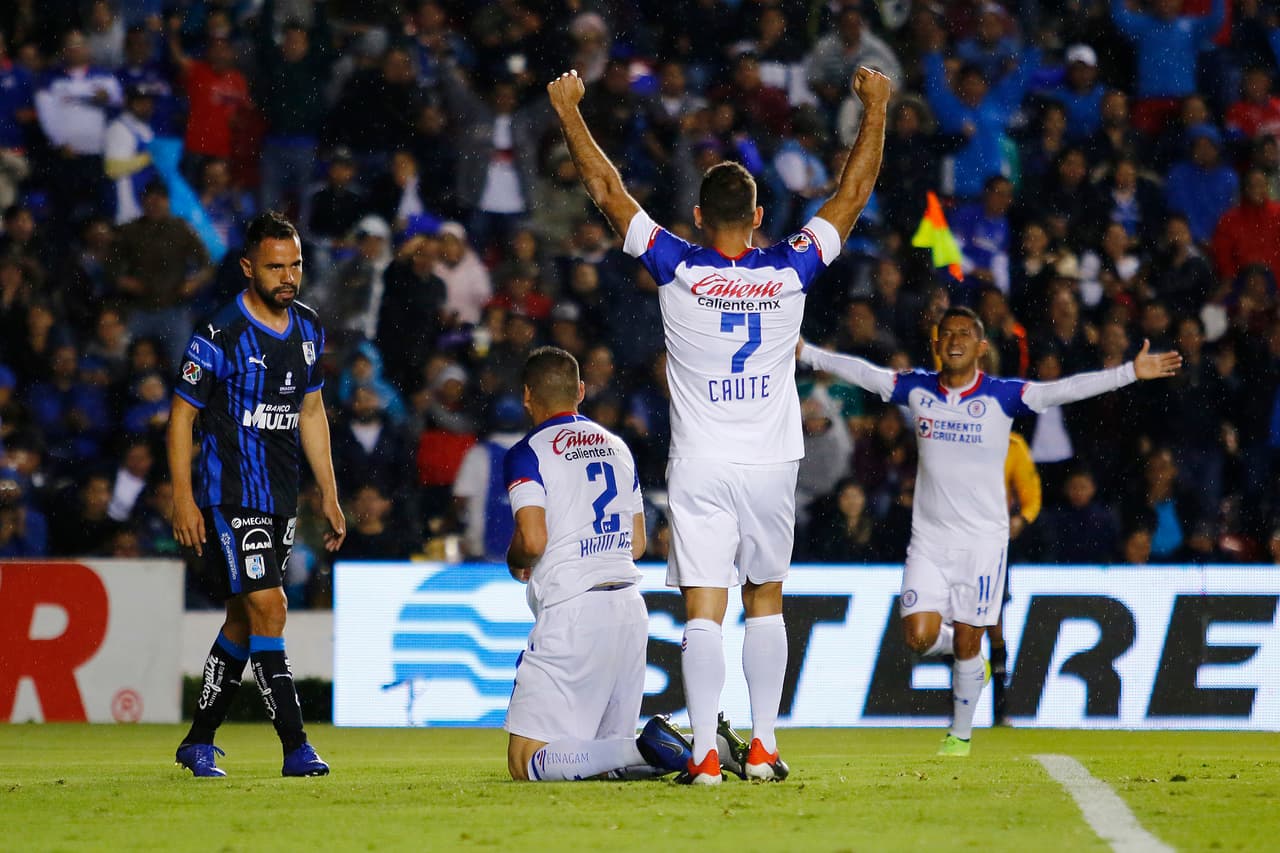 El paraguayo (2) se puso de rodillas para festejar pero la celebración tuvo una pausa.