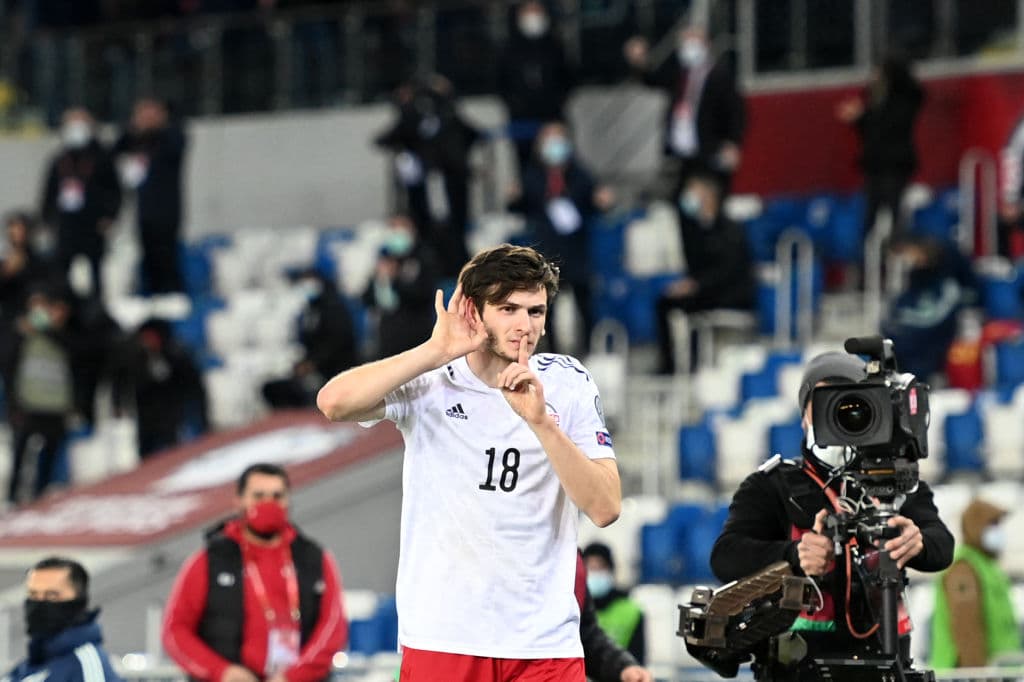 De último minuto, España se impone ante Georgia y se van con 2-1 durante la segunda fecha de eliminatoria rumbo al Mundial de Catar 2021. Kvaratskhelia marcó el primer tanto del encuentro, pero fueron Ferrán Torres y Dani Olmo que salvaron el resultado y victoria para la escuadara española.