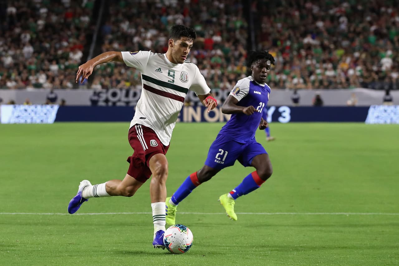 GLENDALE, ARIZONA - JULY 02: Raul Jimenez #9 of Mexico drives the ball past Bryan Alceus #21 of Haiti during the CONCACAF Gold Cup semi-final match at State Farm Stadium on July 02, 2019 in Glendale, Arizona. Mexico defeated Haiti 1-0 in overtime. (Photo by Christian Petersen/Getty Images)