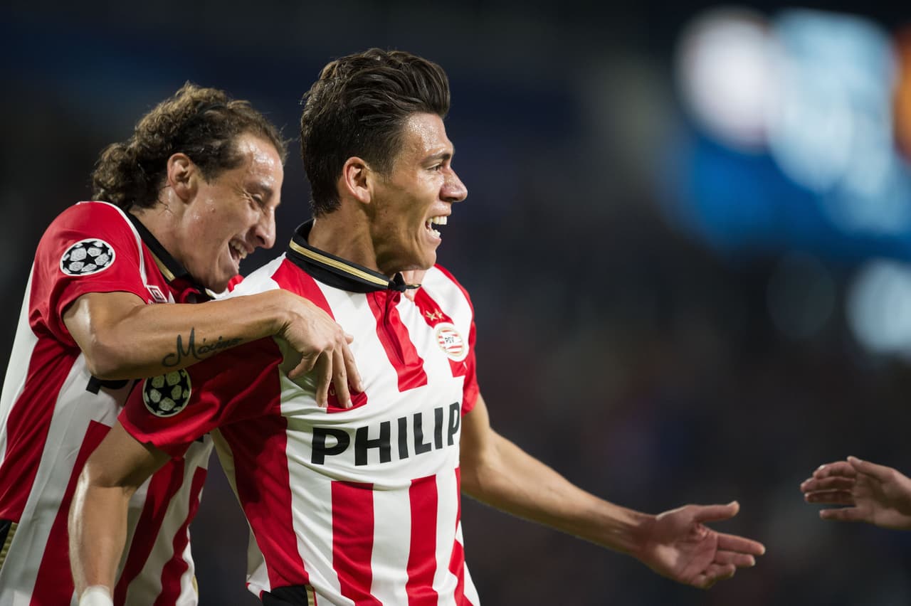 La defensa continúa con el también internacional mexicano Héctor Moreno. El zaguero del Tri colaboró con un gol frente al Manchester United, para que el PSV Eindhoven se enfilara a los octavos de final logrando tres victorias y un empate para sumar 10 puntos y eliminar a los Red Devils en el Grupo B.