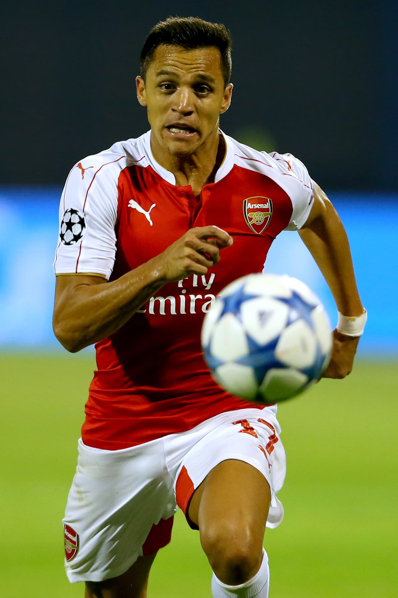 El ‘killer’ charrúa tendrá como compañeros de ataque al chileno Alexis Sánchez, que con sus tres goles y cuatro asistencias en cinco partidos ayudó al Arsenal a clasificarse a pesar de haber perdido los dos primeros partidos. Los Gunners terminaron segundos en el Grupo F con 9 puntos.