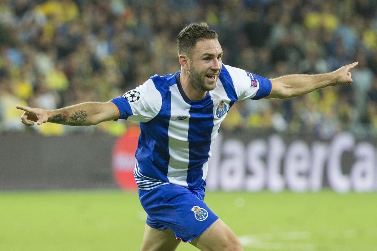 La zaga de este equipo está conformada por cuatro jugadores donde el dueño de la lateral derecha es el mexicano Miguel Layún. El jugador del FC Porto disputó seis partidos y tuvo un gran aporte ofensivo dando dos asistencias y marcándole un gol al Maccabi Tel-Aviv aunque los Dragones se quedaron en la orilla en el Grupo G.