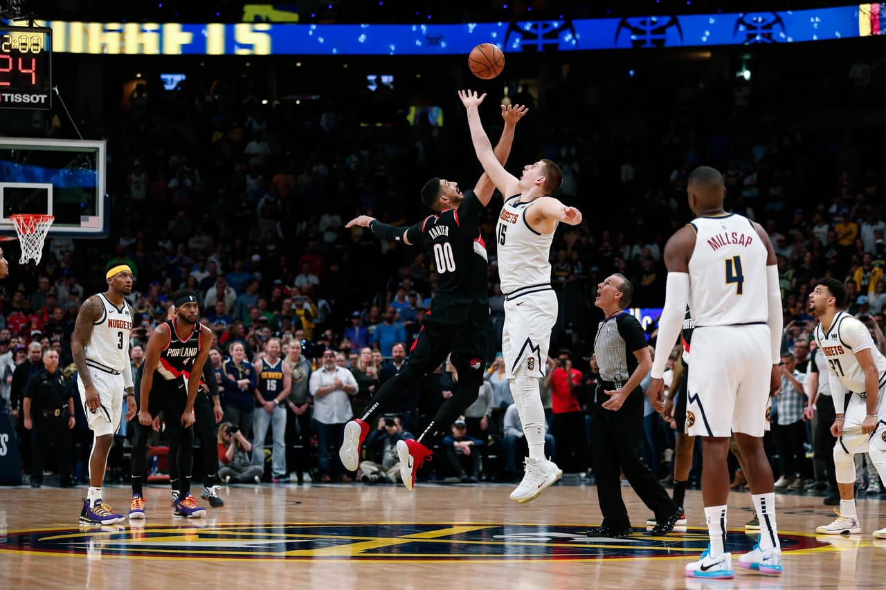 Nikola Jokic y Enes Kanter pusieron en juego la pelota en Denver con mucha expectativa de un duelo parejo y emocionante.