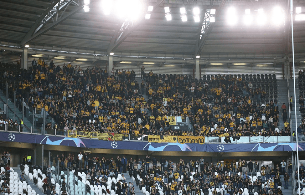 En una de las bandejas altas del estadio se ubicaron los suizos, que también tenían lo suyo enviando ánimo a sus jugadores.