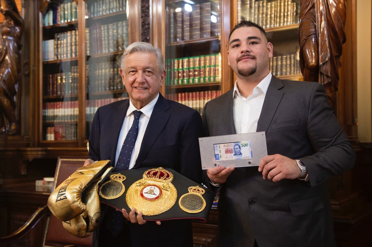 Mediante un video en su cuenta oficial de Twitter, el mandatario mexicano mostró la conversación que sostuvo en la residencia presidencial con Andy Ruiz y el padre homónimo del boxeador. Orgulloso, el flamante monarca de los pesados le mostró a López Obrador los cuatro cinturones que conquistó en la mágica noche del Madison Square Garden en Nueva York, y le obsequió un par de guantes dorados de boxeo.