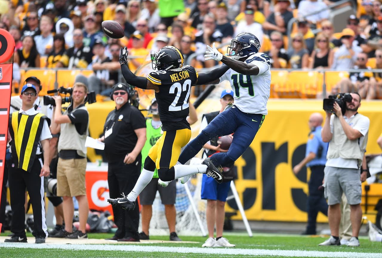 Steven Nelson #22 de Pittsburgh Steelers interfiere un pase hacia D.K. Metcalf #14 de Seattle Seahawks.