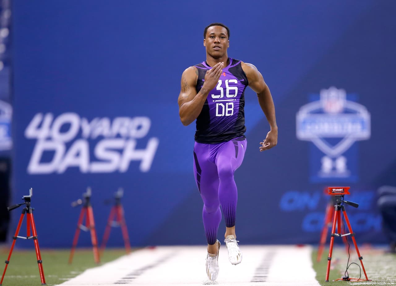 Prácticamente todos los jugadores en todas las posiciones miden su velocidad en las 40 yardas planas. ¿Por qué 40 yardas? Es la distancia que los jugadores corren en la cobertura de una patada de salida o despeje. Los mejores registran 4 segundos y 30 centésimas.