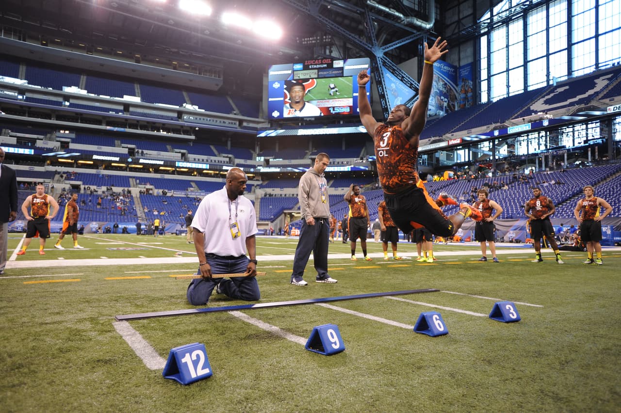 Salto de longitud de píe. Es una prueba derivada de la competencia olímpica salto de longitud donde el atleta corre para impulsarse. Aquí no hay carrera de impulso. El profundo Byron Jones de Dallas Cowboys estableció récord mundial con un salto de 3 metros y 73 centímetros.