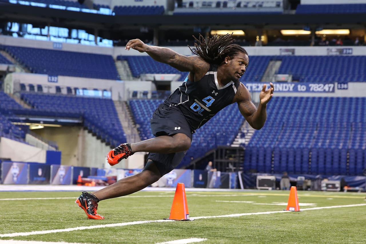 El llamado 3 cone drill, o carrera alrededor de 3 conos color naranja, evalua la movilidad, rapidez y fluidez de los jugadores en carrera a toda velocidad.