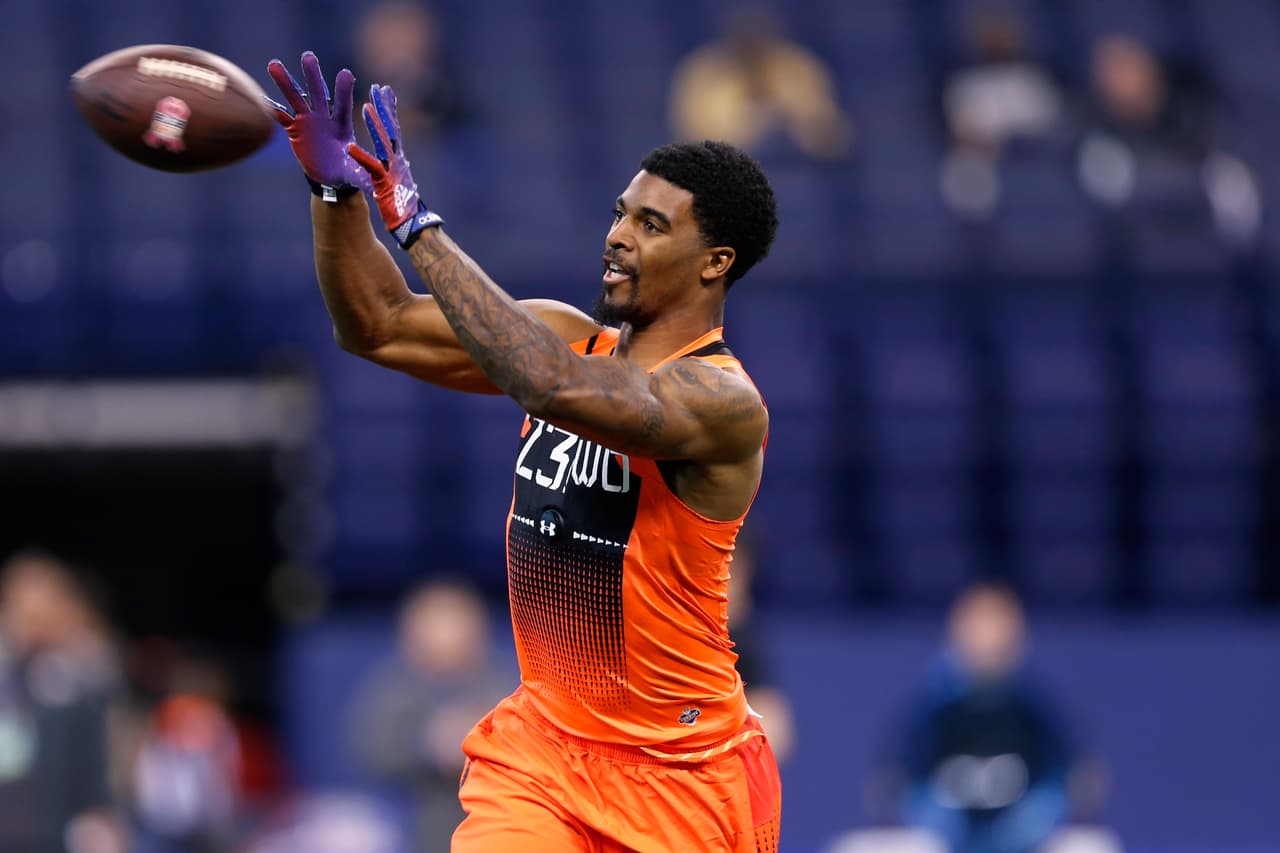 Todos los jugadores con potencial de atrapar el balón como lo son: Receptores, corredores, defensivos profundos y linebackers se someten a la prueba de atrapar balones que son lanzados en diferentes direcciones. Se evalúan los reflejos y la capacidad de hacer una recepción.