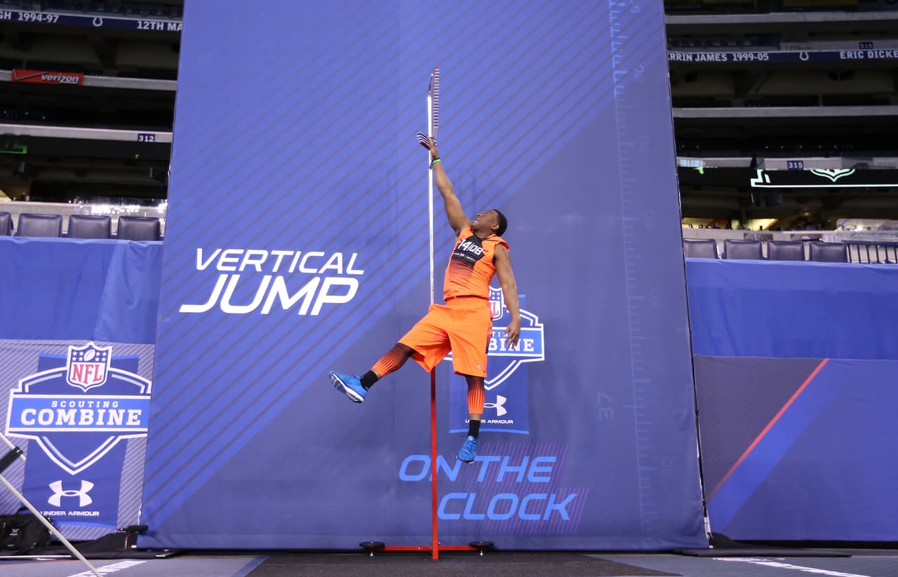 Salto vertical de píe. Se mide lo que un atleta puede saltar sin carrera de impulso, levantando un brazo con la mano estirada. Es una práctica de entrenamiento para jugadores de basquetbol, voleibol, futbol americano y atletismo.