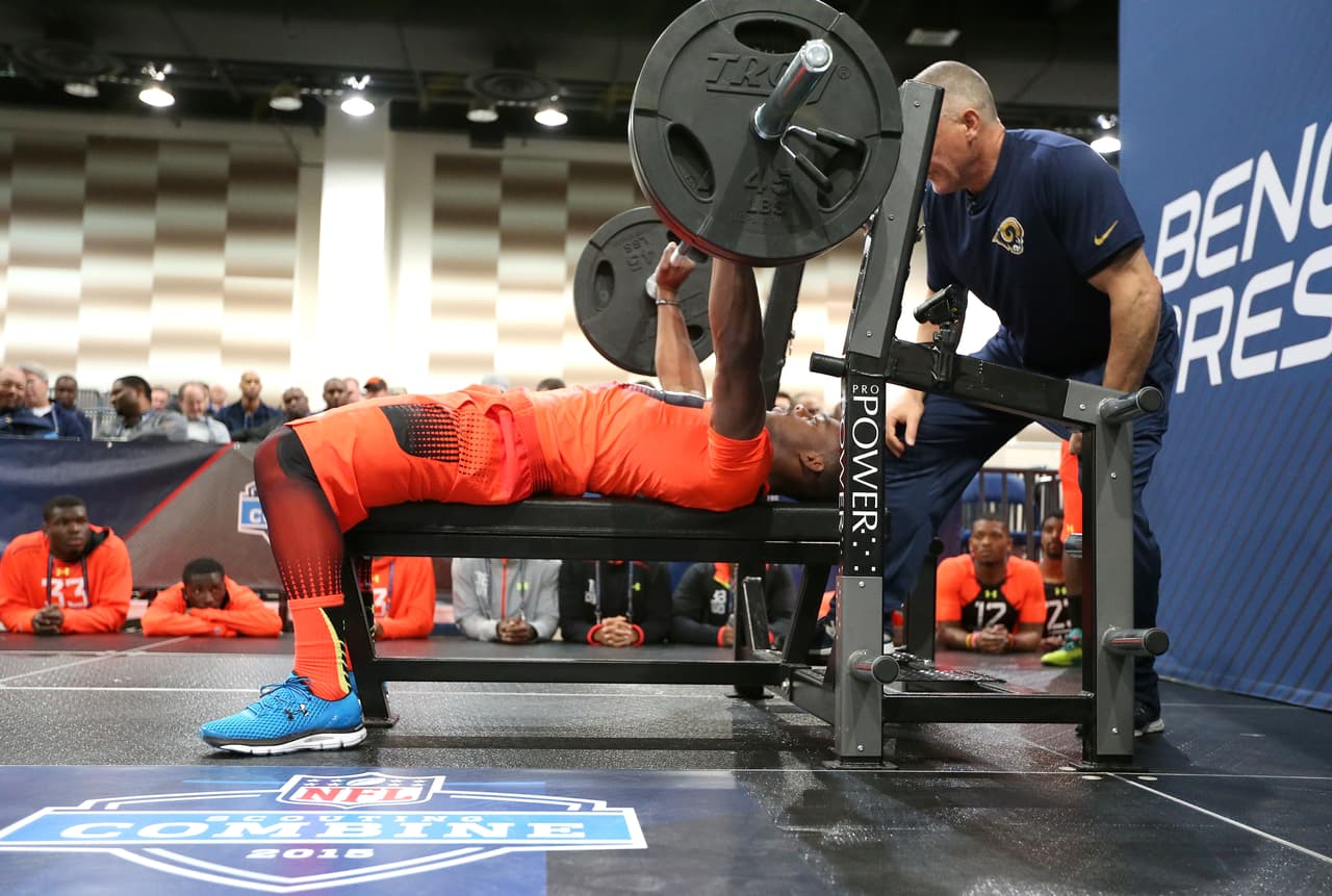 Levantamiento de pesas pero recostados en una mesa. La prueba se aplica principalmente en jugadores de línea ofensiva o defensiva quienes levantan mayor cantidad de peso que elementos de otras posiciones.
