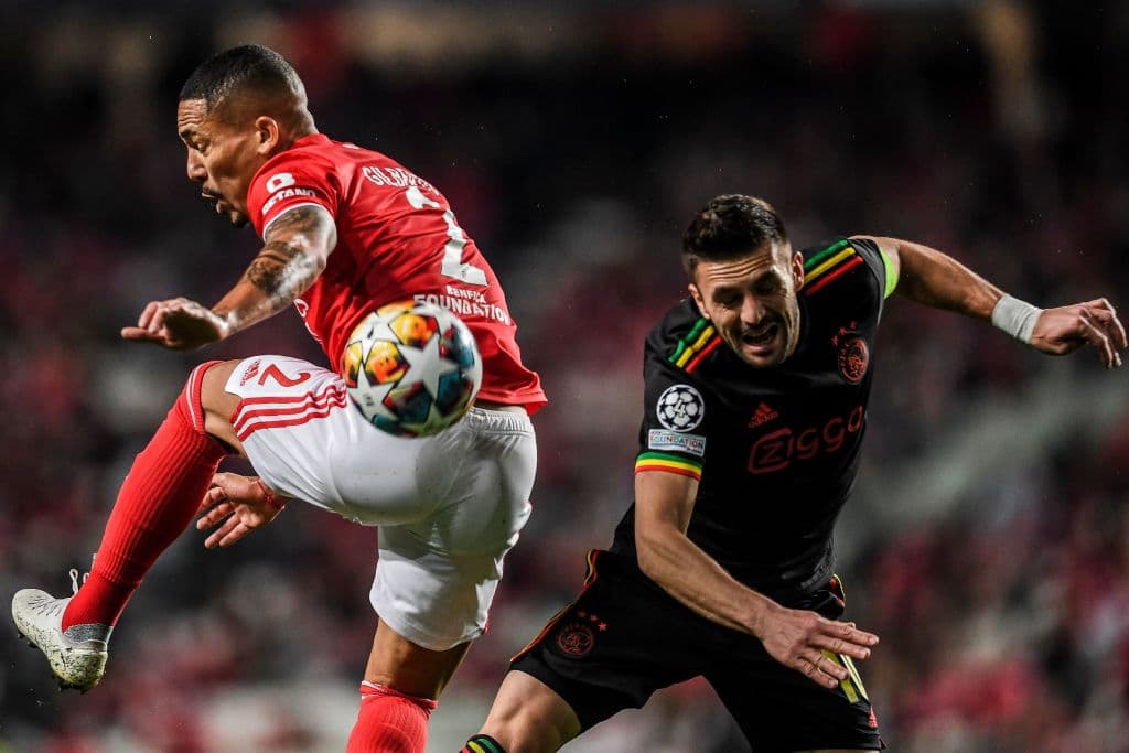 Ajax y Benfica se van con empate tras partidazo en el partido de ida en Octavos de Final en la Champions League. Dusan Tadic y Sebastien Haller anotaron para la escuadra holandesa, mientras que Roman Yaremchuk y también Sebastien Haller sumaron para los locales. Edson Álvarez fue titular durante el encuentro.