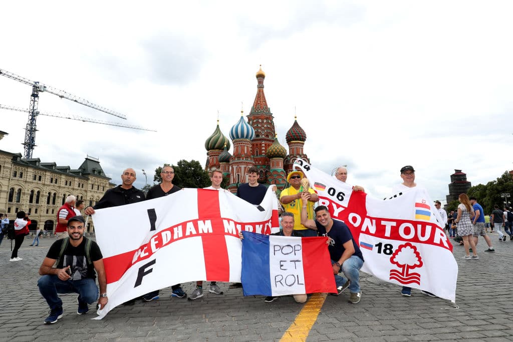 Los fanáticos en Moscú prendieron la fiesta del duelo de octavos de final entre Colombia e Inglaterra, con un colorido que marca la definición del último clasificado a cuartos de final en Rusia 2018.