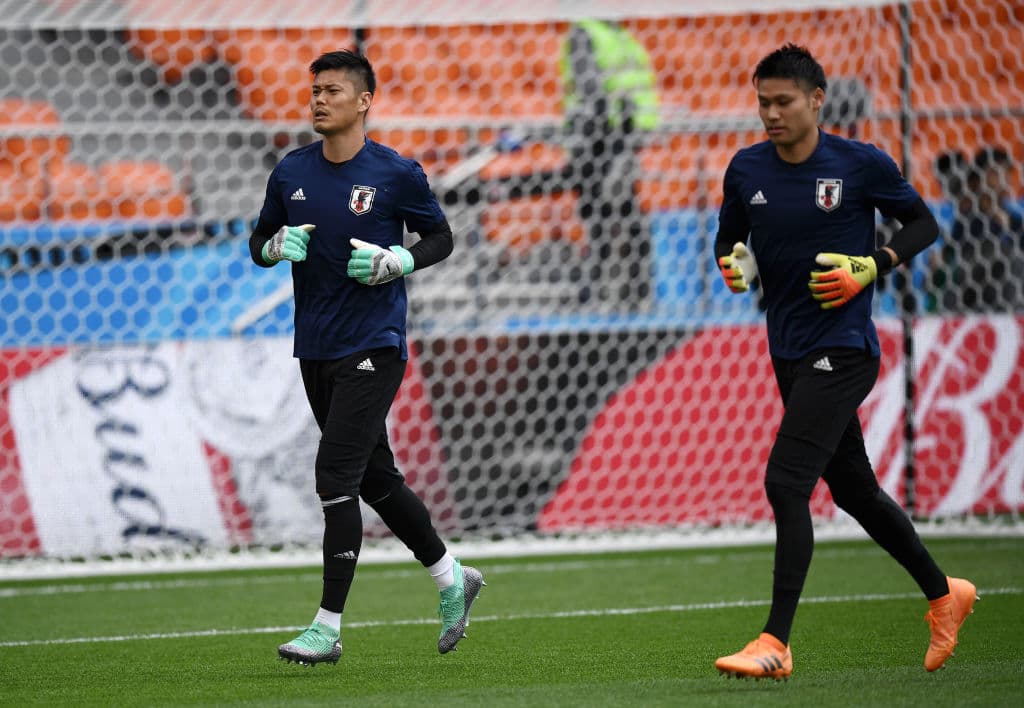 El arquero titular de la selección nipona, Eiji Kawashima (izq), trota con su compañero de posición Kosuke Nakamura mientras cierran su preparación para medirse a la selección senegalesa.