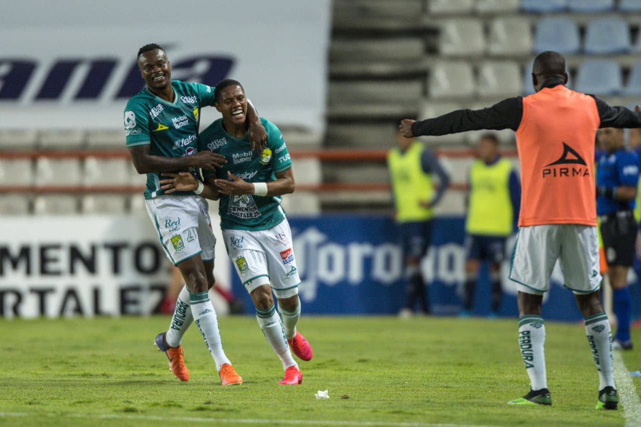 Yairo Moreno no perdona una opción clara y anota el tanto que la da la ventaja al León.