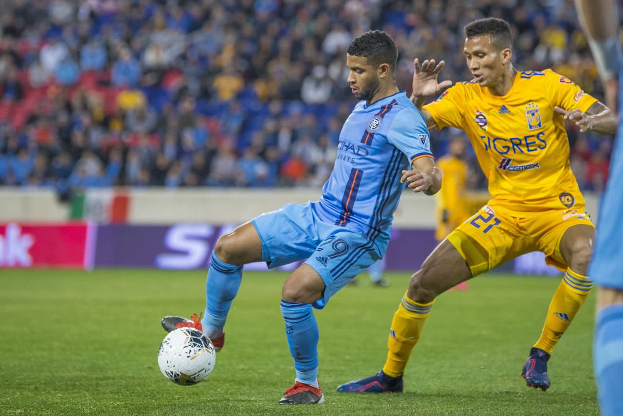 Héber aguanta el balón, logra darse la vuelta y saca un potente disparo que Nahuel Guzmán envía al tiro de esquina.