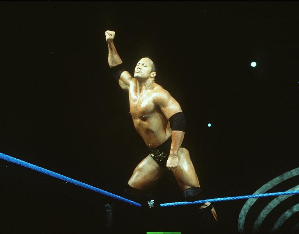 En lugar de continuar con una carrera futbolística, The Rock se dedicó a la lucha libre y aterrizó en la WWE, que preparó a The Rock para ser una estrella de cine de acción.