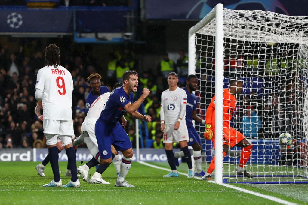 Cesar Azpilicueta del Chelsea anota segundo gol ante el Lille.