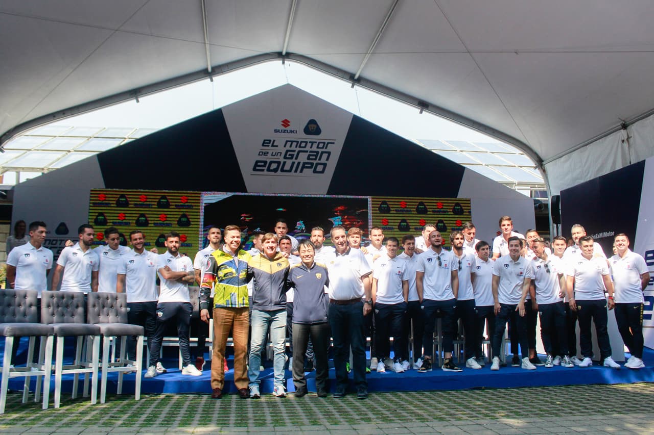 Los miembros de Pumas UNAM recibieron en la Cantera de su marca patrocinadora Suzuki vehículos de la misma gama de colores gris, blanco y rojo, a excepción del DT que recibió uno sport.